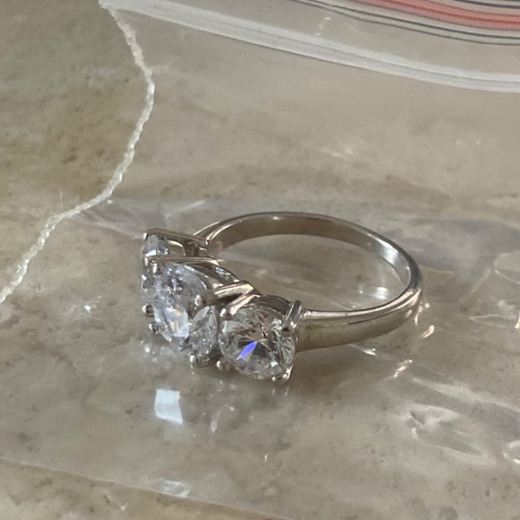 Ring 3.27 Ct Colorless Round 925+ simulated stone. 3-Stone Ring Size 6 - Picture 6 of 9